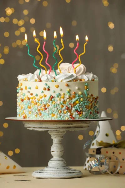 漂亮的生日蛋糕 点着蜡烛 装饰在白桌上 — 图库照片