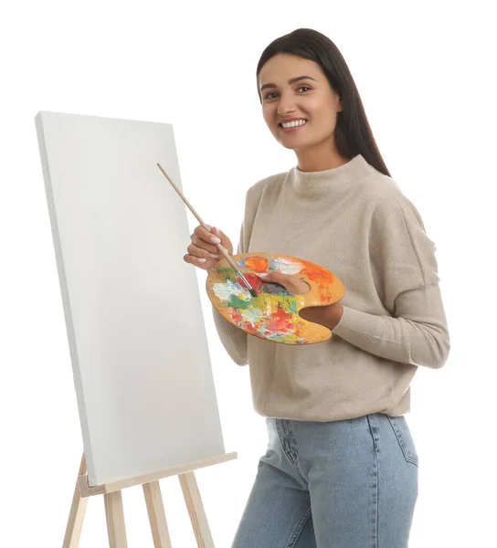 白を背景にイーゼルを描く若い女性 — ストック写真