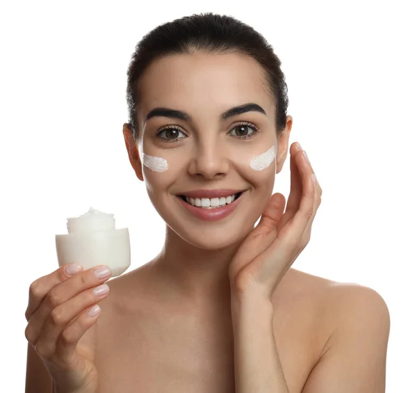 Jovem Aplicando Creme Facial Fundo Branco — Fotografia de Stock