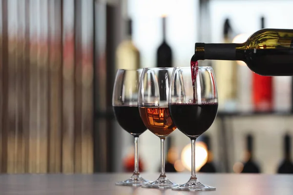 Verter Vino Tinto Botella Vaso Sobre Mesa Interior Espacio Para — Foto de Stock