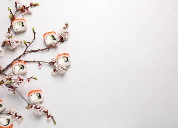 Composição Colocação Chata Rolos Sushi Saborosos Com Salmão Ramos Árvore — Fotografia de Stock