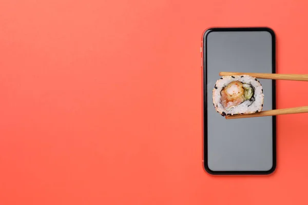 Tartása Ízletes Sushi Roll Evőpálcikával Okostelefon Felett Piros Háttér Felső — Stock Fotó