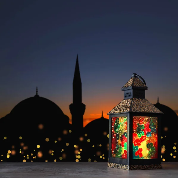 Dekorative Arabische Laterne Auf Steinoberfläche Und Silhouette Der Moschee Bei — Stockfoto
