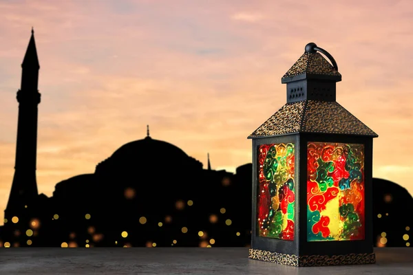 Dekorative Arabische Laterne Auf Steinoberfläche Und Silhouette Der Moschee Bei — Stockfoto