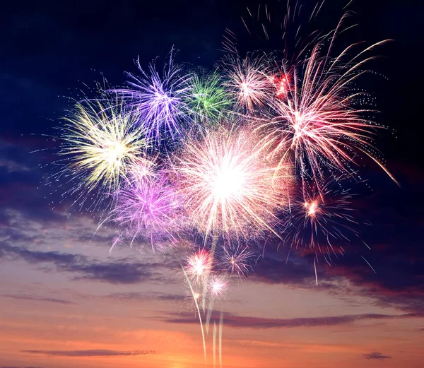 Wunderschönes Helles Feuerwerk Erhellt Den Abendhimmel Freien — Stockfoto