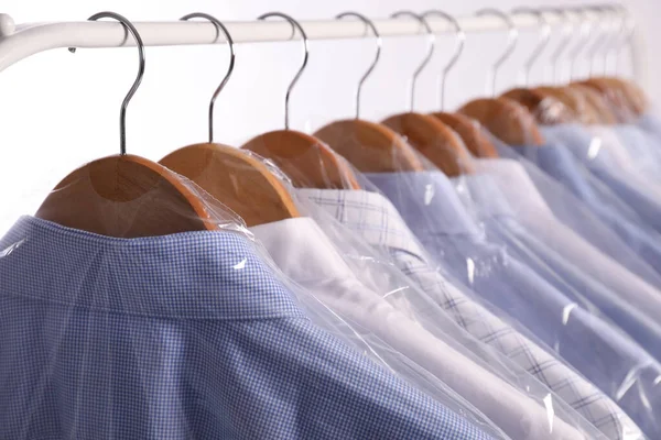 Hangers Met Shirts Chemisch Reinigen Plastic Zakken Rek Tegen Een — Stockfoto