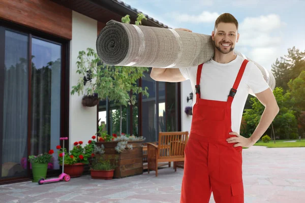 Trabajador Con Alfombra Enrollada Aire Libre Día Soleado — Foto de Stock