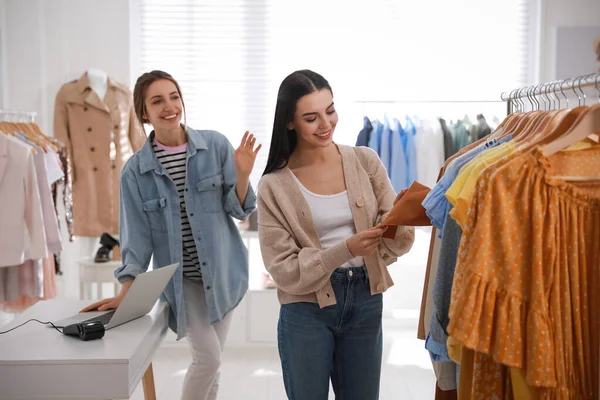 Shop Assistant Helping Customer Choose Clothes Modern Boutique — Stock Photo, Image