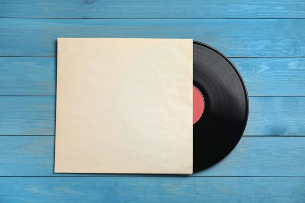 Rekaman Vinyl Vintage Dengan Sampul Kertas Pada Latar Belakang Kayu — Stok Foto