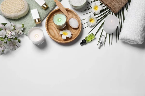 Composizione Flat Lay Con Elementi Essenziali Spa Sfondo Bianco Spazio — Foto Stock