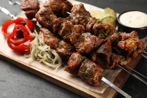 Brochetas Metal Con Deliciosas Carnes Verduras Servidas Sobre Mesa Negra — Foto de Stock