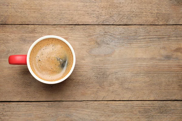 Café Aromático Taza Roja Sobre Fondo Madera Vista Superior Espacio — Foto de Stock