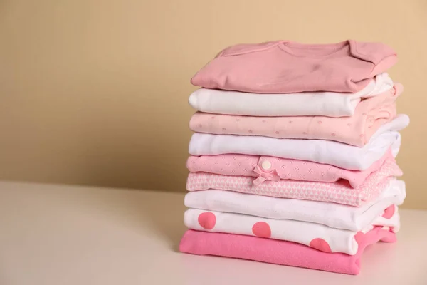 Une Pile Vêtements Bébé Fille Sur Table Blanche Espace Pour — Photo