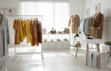 Modern butikte şık kadın kıyafetleri, ayakkabıları ve aksesuarları koleksiyonu