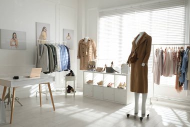 Modern butikte şık kadın kıyafetleri, ayakkabıları ve aksesuarları koleksiyonu