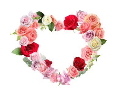 Beyaz arka planda güzel güllerden yapılmış bir kalp