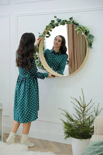 Vrouw Versieren Spiegel Met Eucalyptus Takken Thuis — Stockfoto