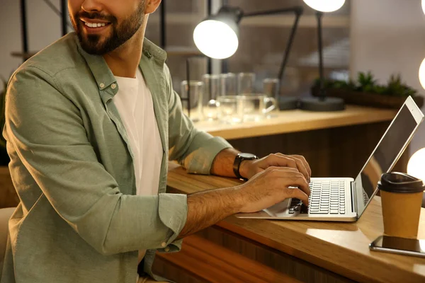 Man Arbetar Med Bärbar Dator Vid Bordet Caféet Närbild — Stockfoto