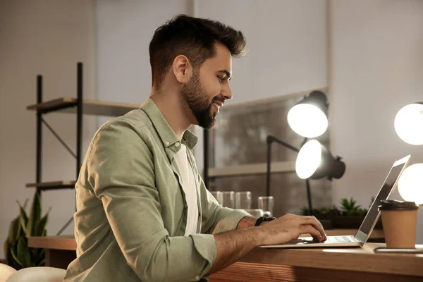 Kafedeki Masada Dizüstü Bilgisayarla Çalışan Bir Adam — Stok fotoğraf