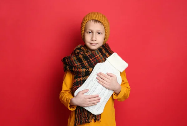 Ill Pojke Med Varmt Vatten Flaska Lider Kyla Röd Bakgrund — Stockfoto