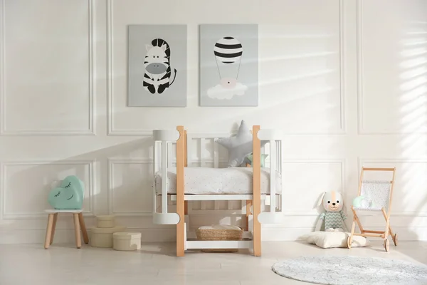 婴儿房室内 配有时尚家具和玩具 — 图库照片