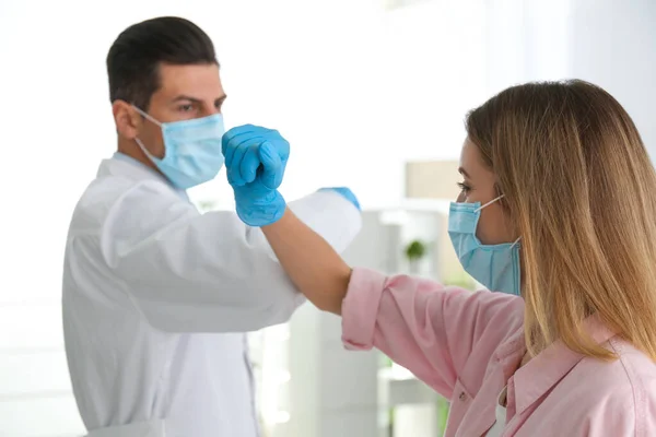 Dottore Paziente Che Fanno Gomito Posto Della Stretta Mano Clinica — Foto Stock