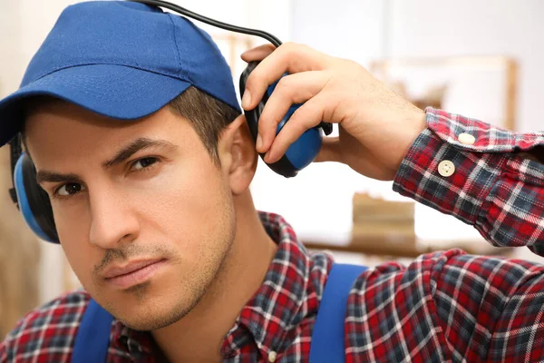 Trabajador Con Auriculares Seguridad Interior Dispositivo Protección Auditiva — Foto de Stock