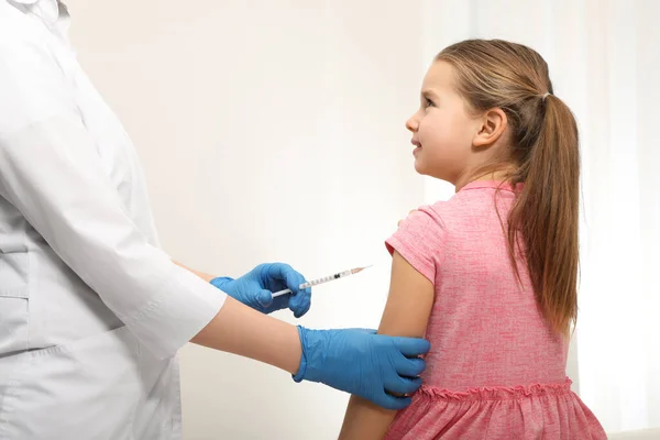 Dokter Die Een Injectie Geeft Aan Een Klein Meisje Het — Stockfoto