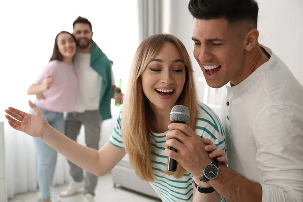 Pareja Feliz Cantando Karaoke Con Amigos Casa —  Fotos de Stock