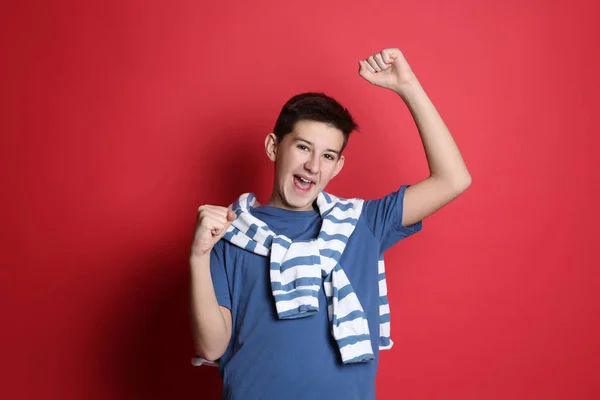 Retrato Adolescente Feliz Sobre Fondo Rojo — Foto de Stock