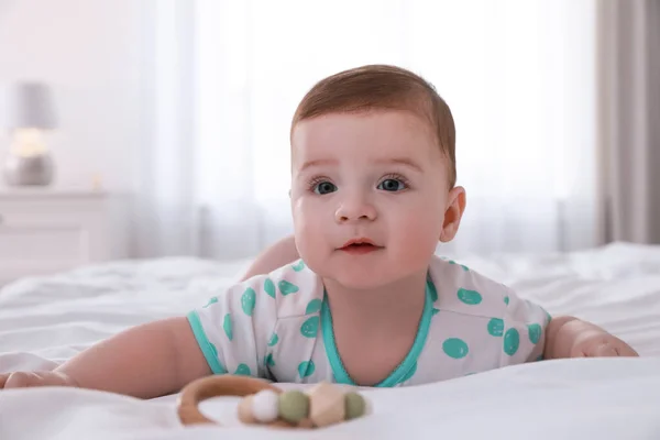 Küçük Şirin Bebek Yumuşak Battaniyeyle Yatakta Uzanıyor — Stok fotoğraf