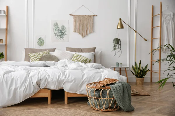 Moderne Slaapkamer Met Mooie Verse Huisplanten — Stockfoto