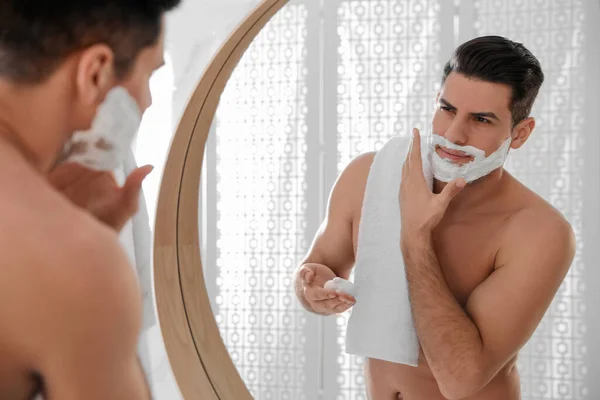 Hombre Guapo Aplicando Espuma Afeitar Cerca Del Espejo Baño — Foto de Stock