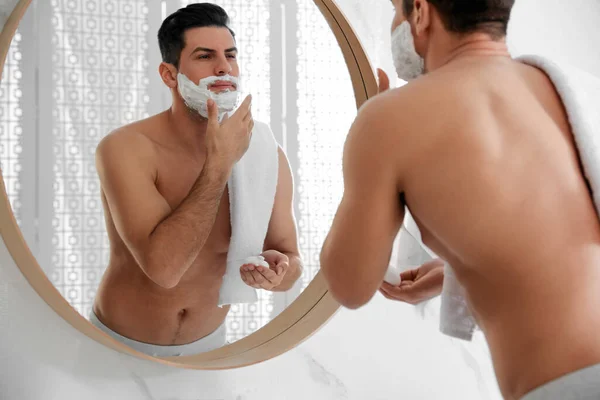 Schöner Mann Trägt Rasierschaum Der Nähe Von Spiegel Badezimmer Auf — Stockfoto