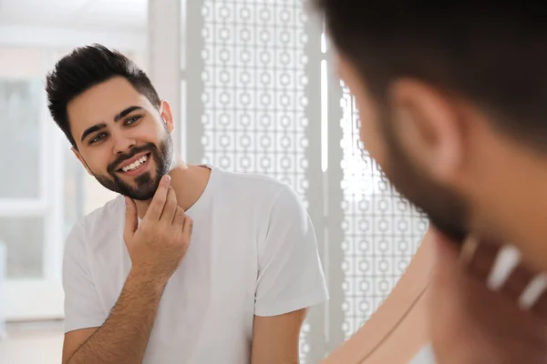 Guapo Joven Después Afeitarse Cerca Del Espejo Baño — Foto de Stock