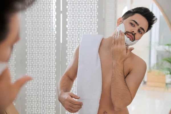 Bonito Jovem Aplicando Espuma Barbear Perto Espelho Banheiro — Fotografia de Stock