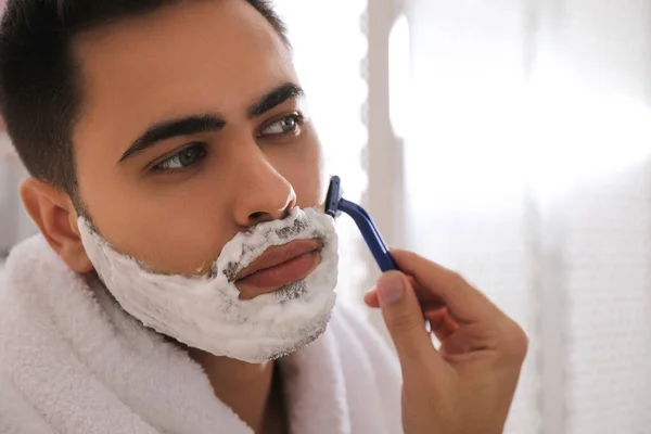 Joven Guapo Afeitándose Con Navaja Baño Primer Plano — Foto de Stock