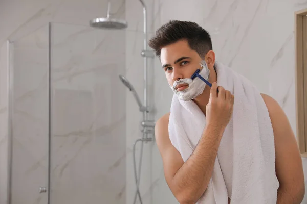 Joven Guapo Afeitándose Con Afeitadora Baño Espacio Para Texto — Foto de Stock