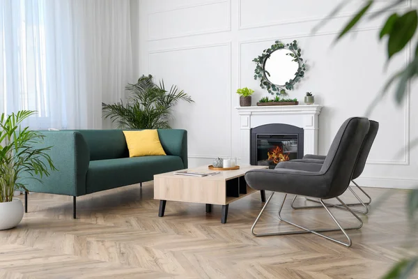 Stilvolles Wohnzimmerinterieur Mit Bequemen Sofas Und Sesseln — Stockfoto