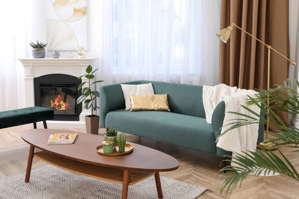 Stilvolles Wohnzimmer Mit Gemütlichem Sofa Und Holztisch — Stockfoto