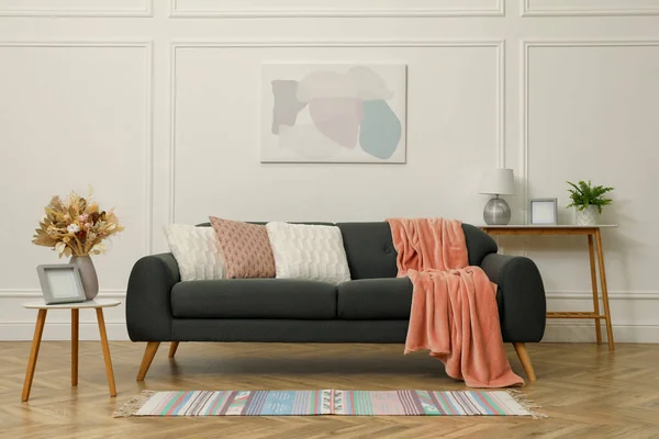 Belo Sofá Com Almofadas Sala Estar Design Interiores — Fotografia de Stock