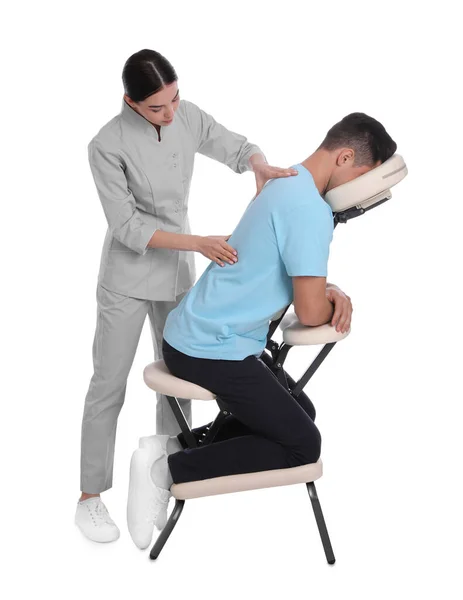 Man Ontvangt Massage Moderne Stoel Witte Achtergrond — Stockfoto