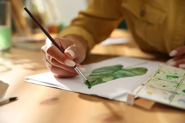 Jonge Vrouw Tekening Blad Aan Tafel Close — Stockfoto