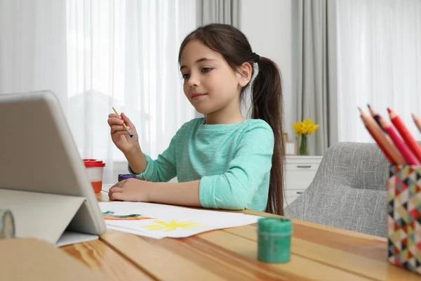 Маленька Дівчинка Малює Папері Фарбами Онлайн Уроці Приміщенні Дистанційне Навчання — стокове фото