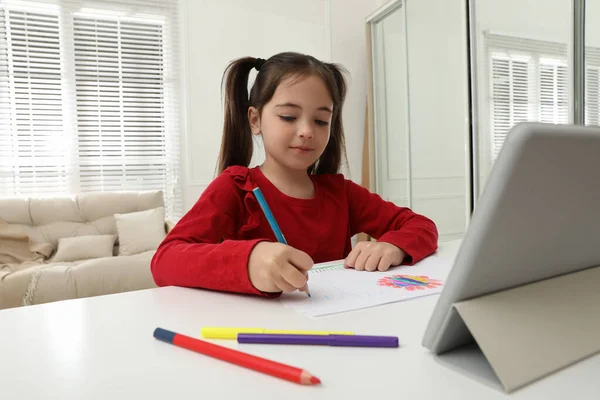 Маленькая Девочка Рисует Бумаге Карандашом Онлайн Уроке Помещении Дистанционное Обучение — стоковое фото