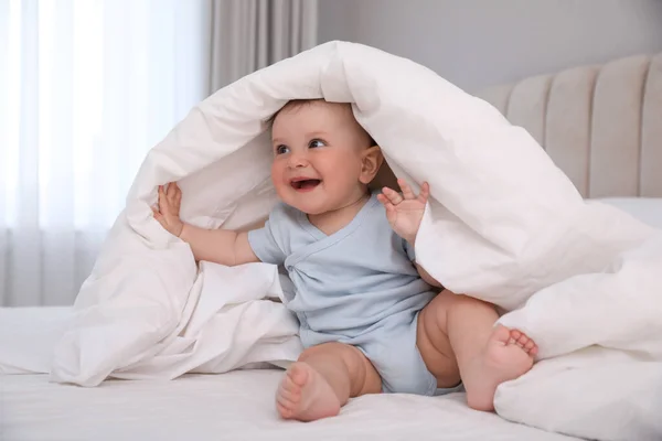 Lindo Bebé Bajo Una Manta Suave Cama Casa — Foto de Stock
