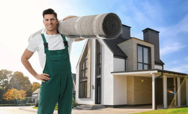 Trabajador Con Alfombra Enrollada Aire Libre Día Soleado — Foto de Stock