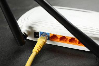 Siyah masadaki modern Wi-Fi yönlendirici, yakın plan