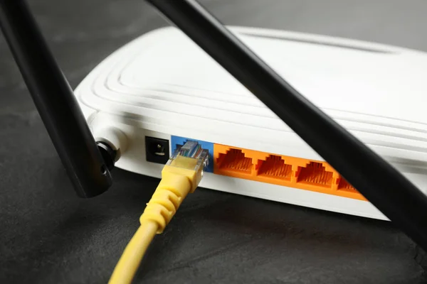 Moderner Wlan Router Auf Schwarzem Tisch Nahaufnahme — Stockfoto