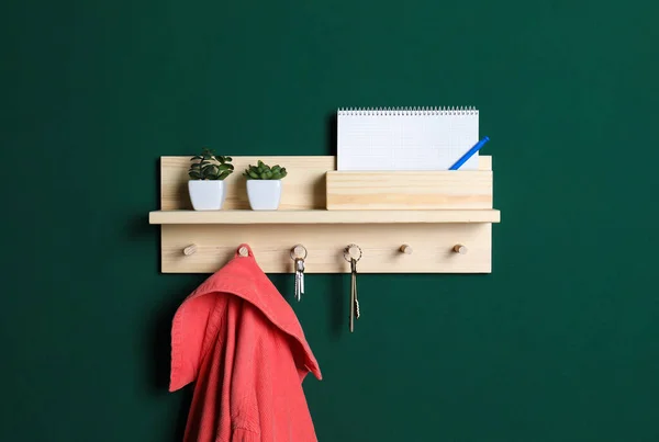 Houten Hanger Voor Sleutels Met Kleding Aan Groene Muur — Stockfoto